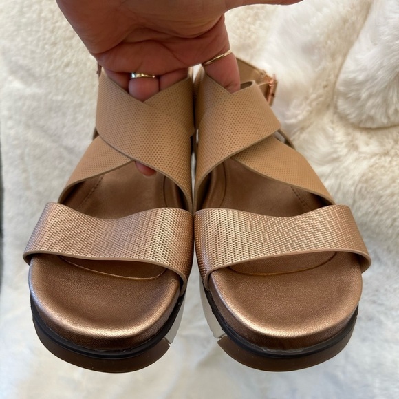 JANE AND THE SHOE Harper tan & rose gold Sandals w/buckle closure NWOB Sz-6.   A